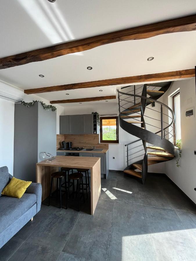 Apartman Sara S Pogledom Na More 로브란 외부 사진
