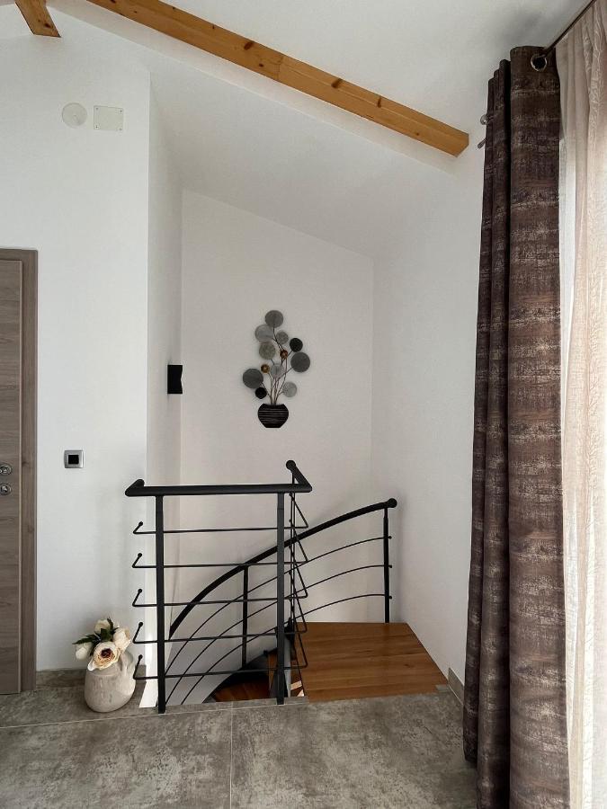 Apartman Sara S Pogledom Na More 로브란 외부 사진